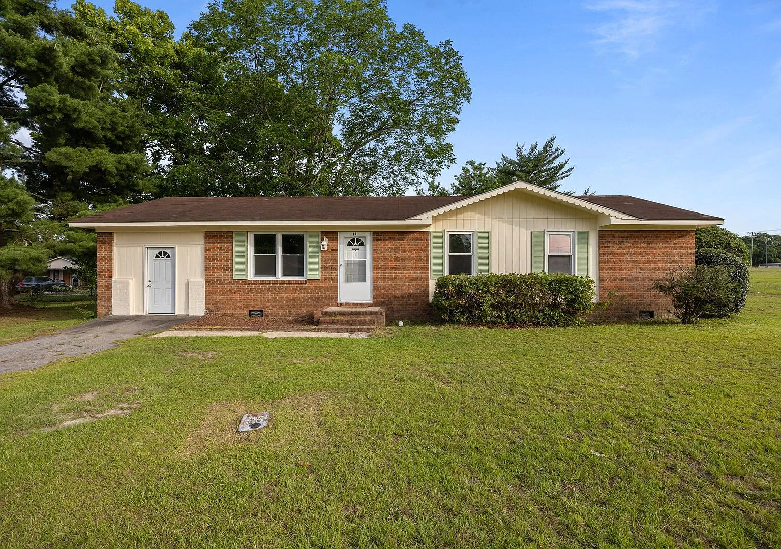 Newly Renovated 3 Bed/1.5 Bath — Photo 2