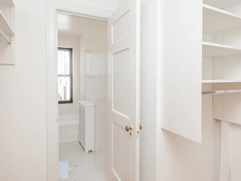 1100 N Dearborn — Photo 21