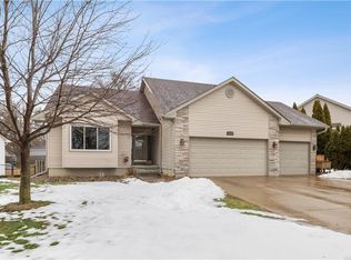 5210 Meadow Wood Cir, Des Moines, IA 50317