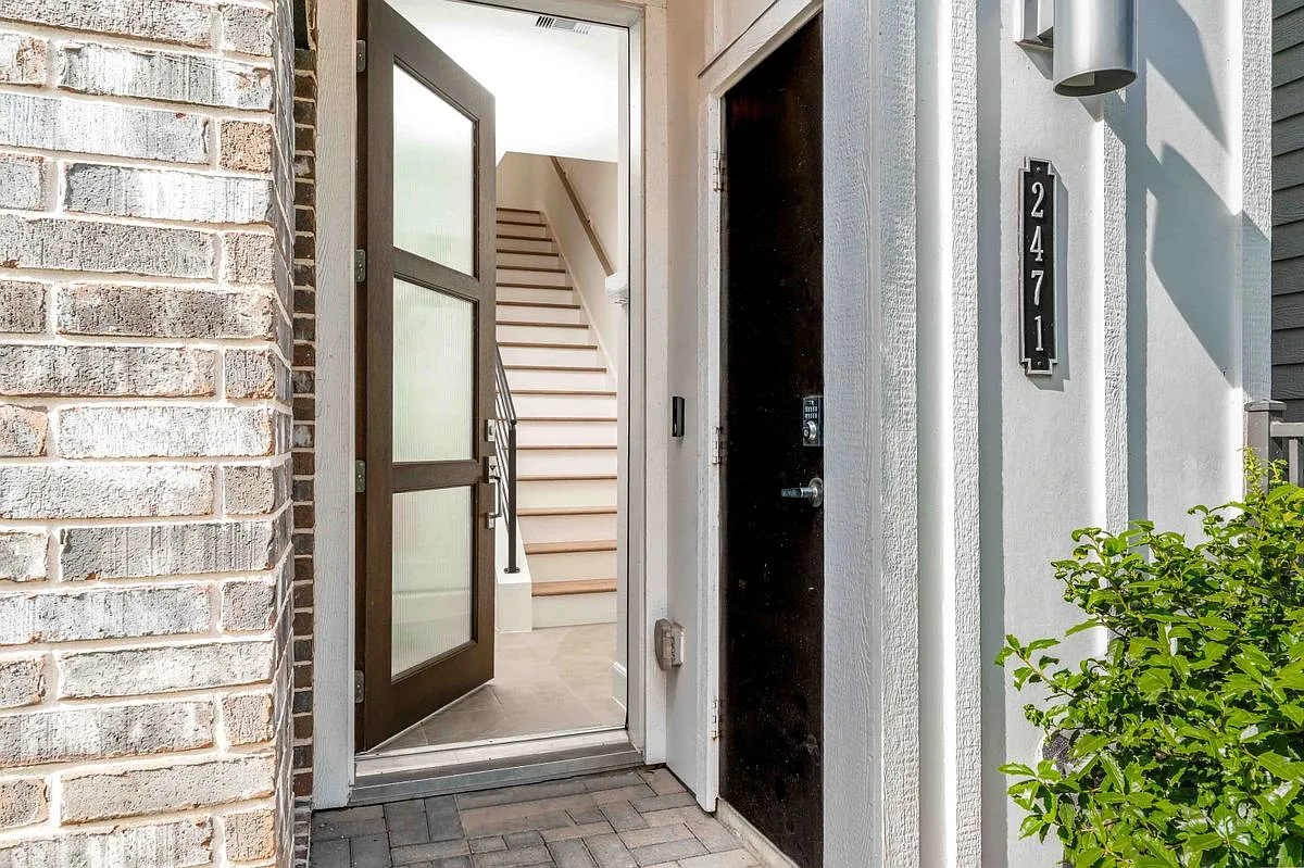 3 bed, 3.5 bath, 2018 sqft, $3,200 — Photo 3