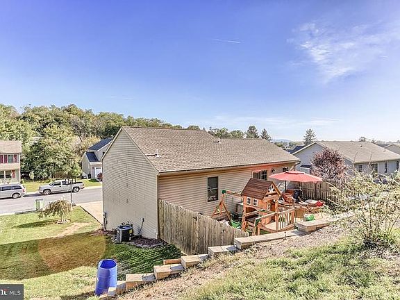 4th image of 208 Crown Ct