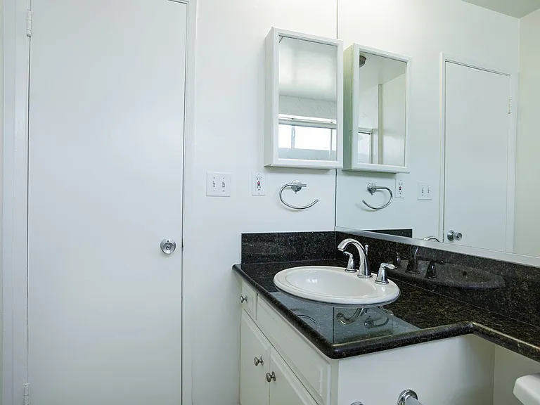 1324 Barry Ave #8 — Photo 19
