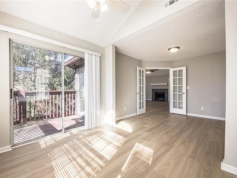 1107 Sandy Lane Dr — Photo 16