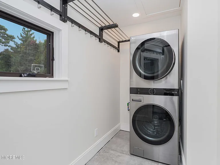 828 Kingston Rd — Photo 8