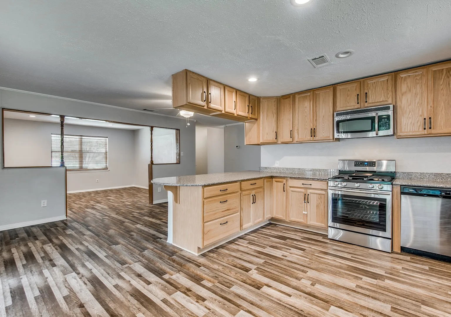 Charming 3-Bedroom Home in Irving — Photo 4