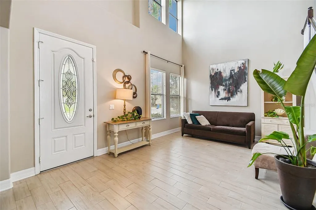 6 bed, 4.5 bath, 4089 sqft, $5,200 — Photo 4