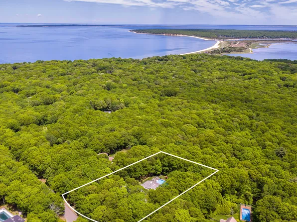 56 N Woods Ln, East Hampton, NY 11937