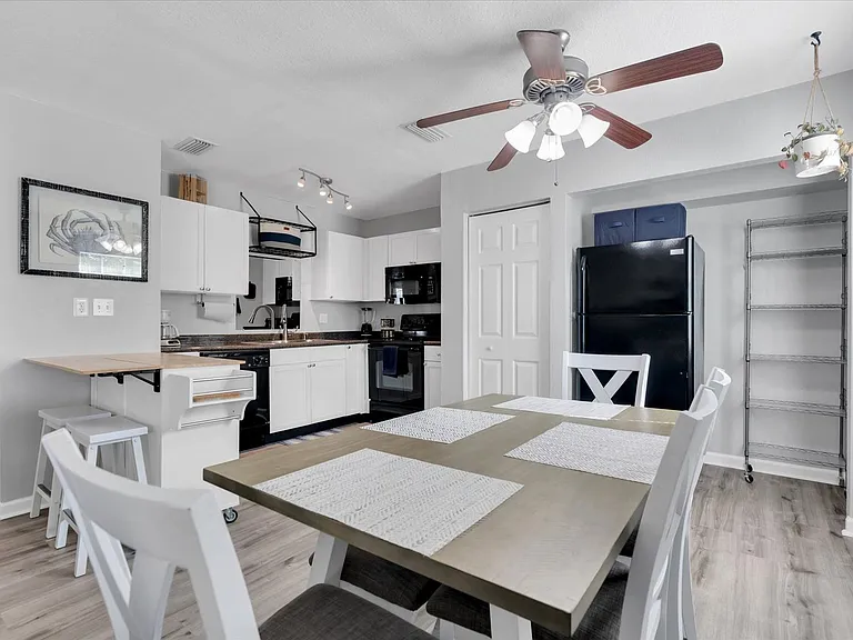 102 Pompano Dr SE #C — Photo 11