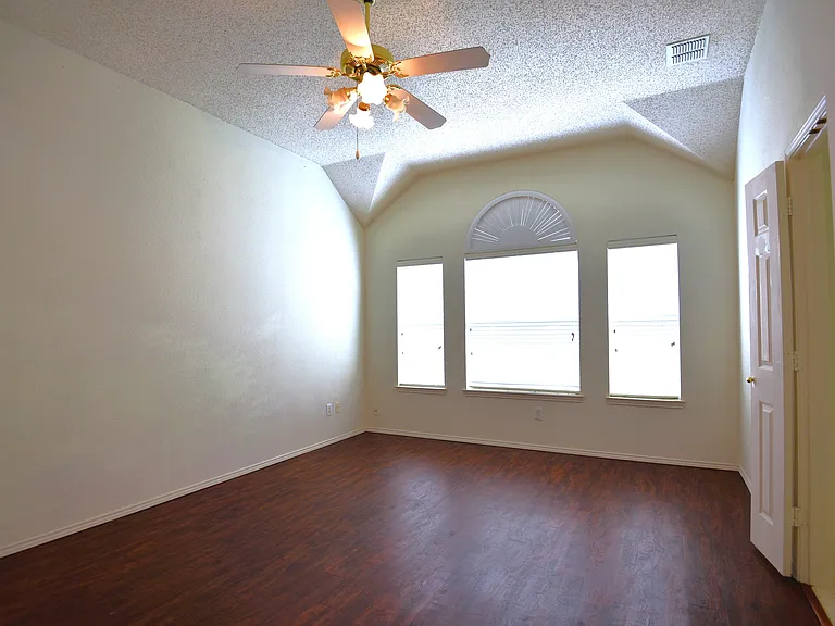 9700 Summer Dr — Photo 10