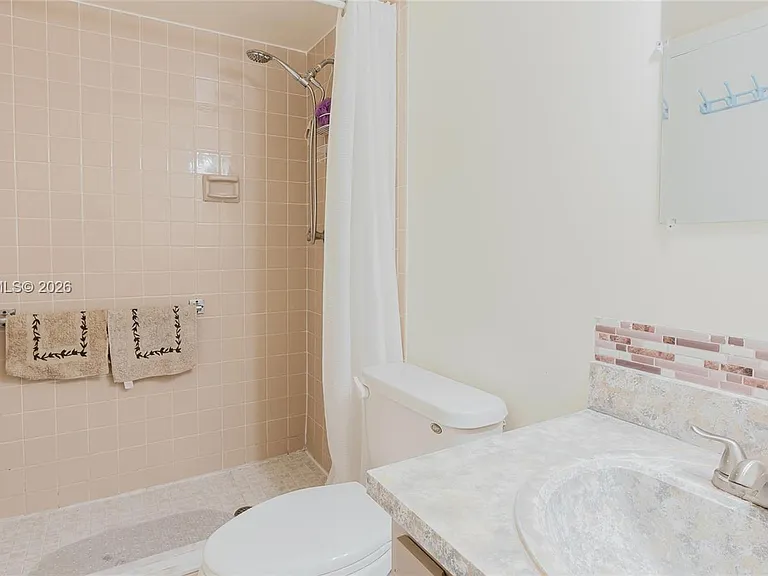424 SE 10th St #204 — Photo 46