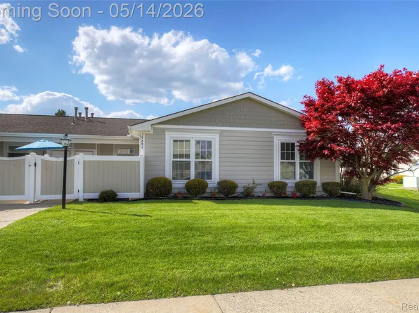 39887 Village Wood Ln #379, Novi, MI 48375