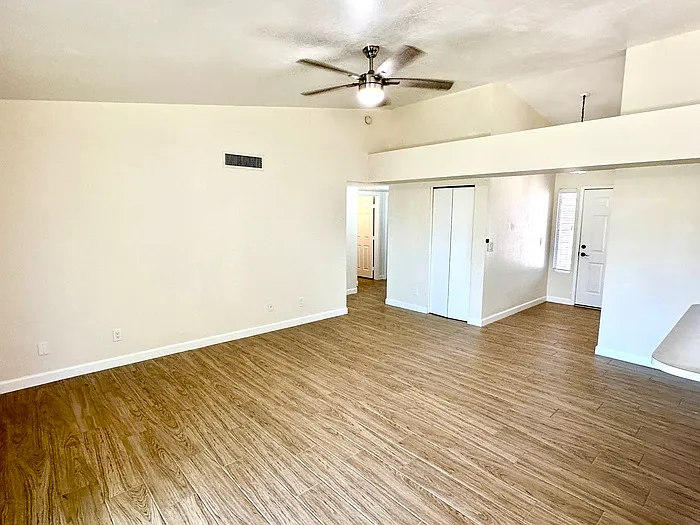 146 W Ivyglen St — Photo 3