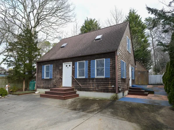 25 Menahan St, Oak Bluffs, MA 02557