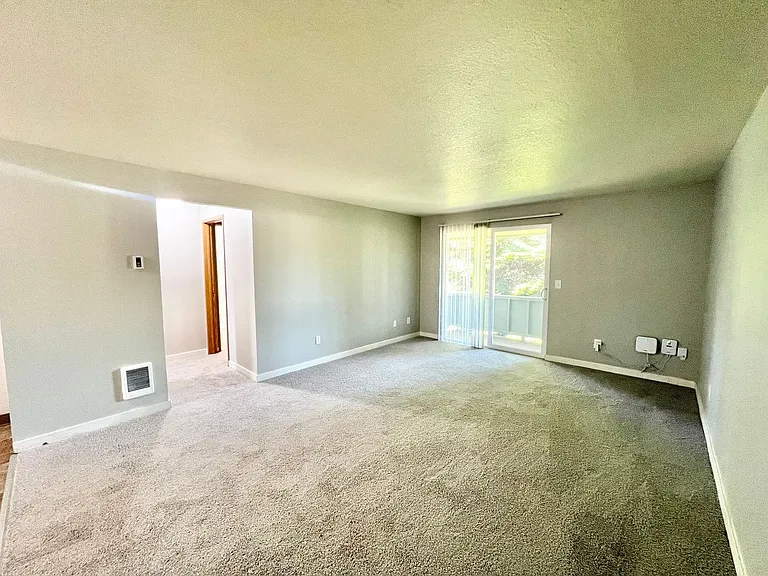 Willow Creek Apartments — Photo 18