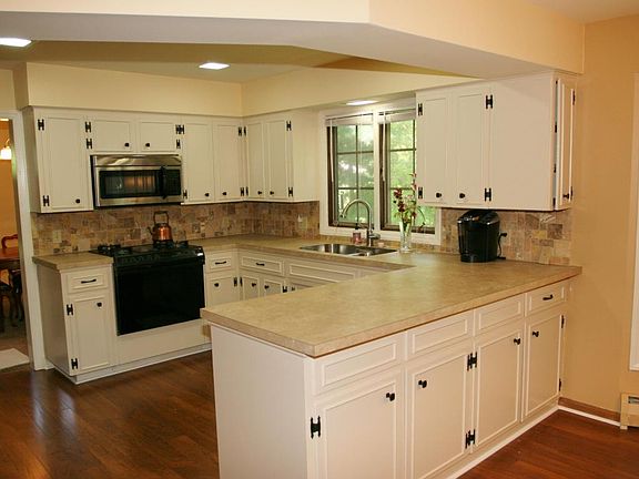 2nd image of 139 W 37th St