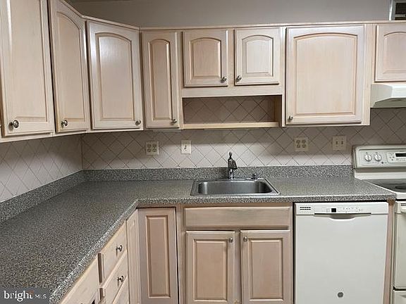2nd image of 205 Yoakum Pkwy Unit 526
