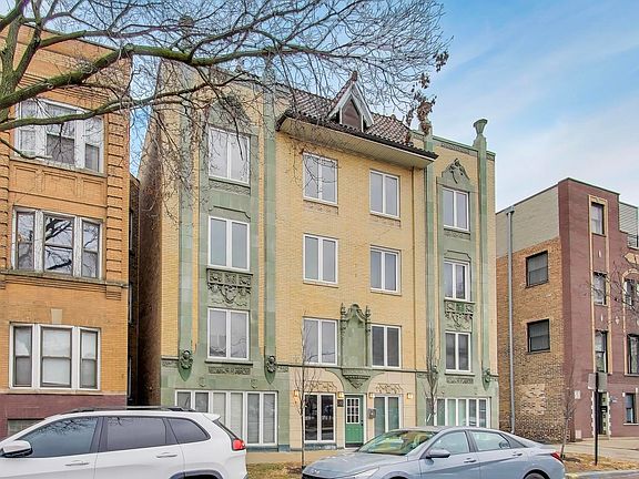 2nd image of 1636 W Melrose St APT 203