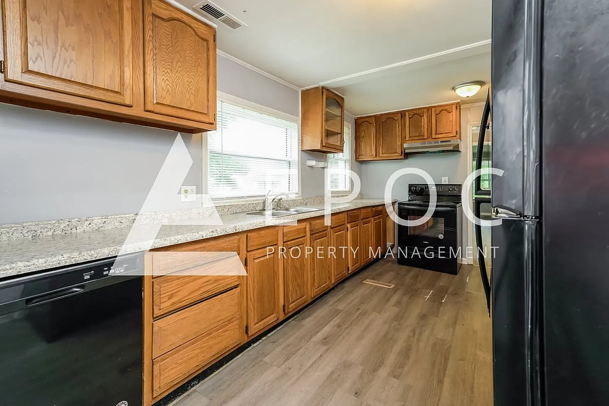 1615 Zeverly St — Photo 2