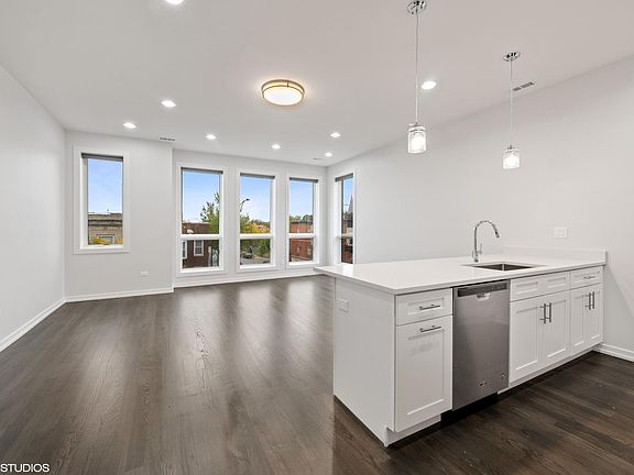 4th image of 2801 W Warren Blvd #3