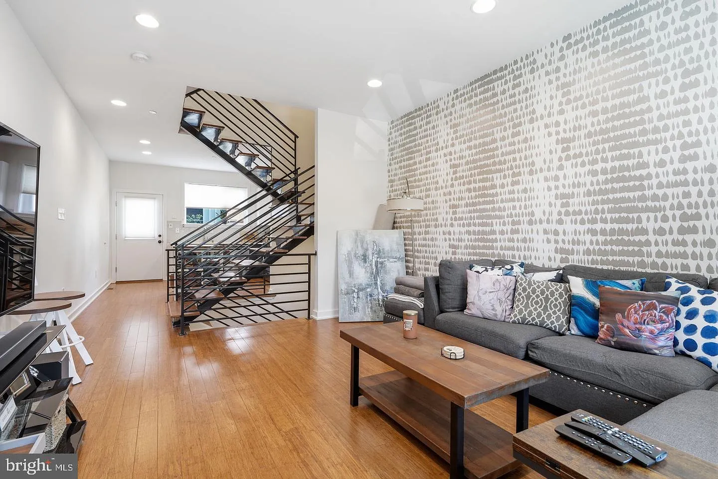 3 bed, 2.5 bath, 2016 sqft, $3,200 — Photo 3