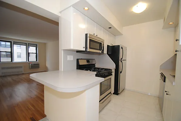 Rented by Buchbinder & Warren | media 21