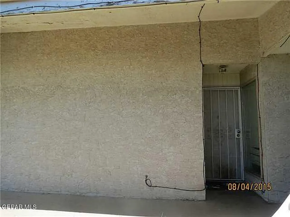 2 bed, 1.0 bath, 829 sqft, $800 — Photo 2