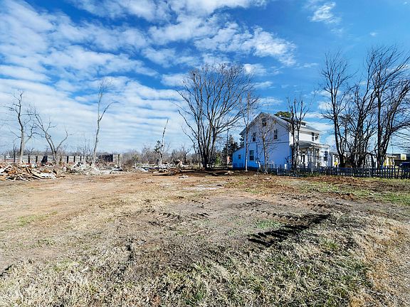 3rd image of 1027 E Commercial Street