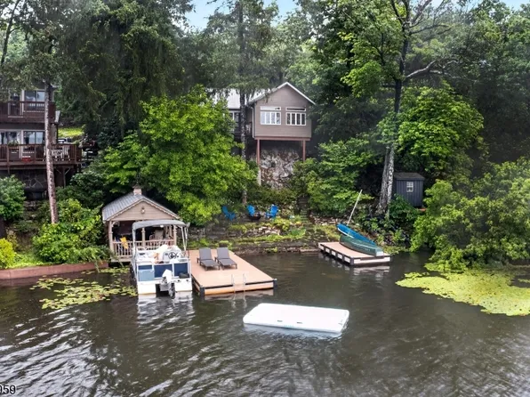 106 Demarest Rd, Bloomingdale Boro, NJ 07403