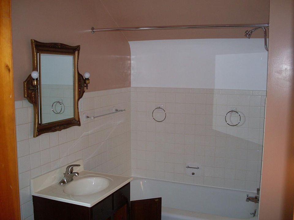 Upstairs full bath