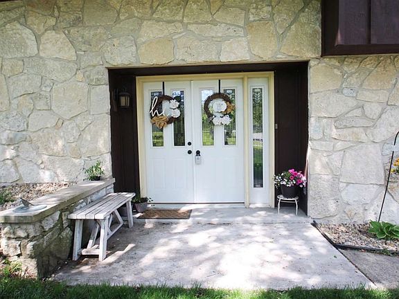 3rd image of 1515 Peterson Dr
