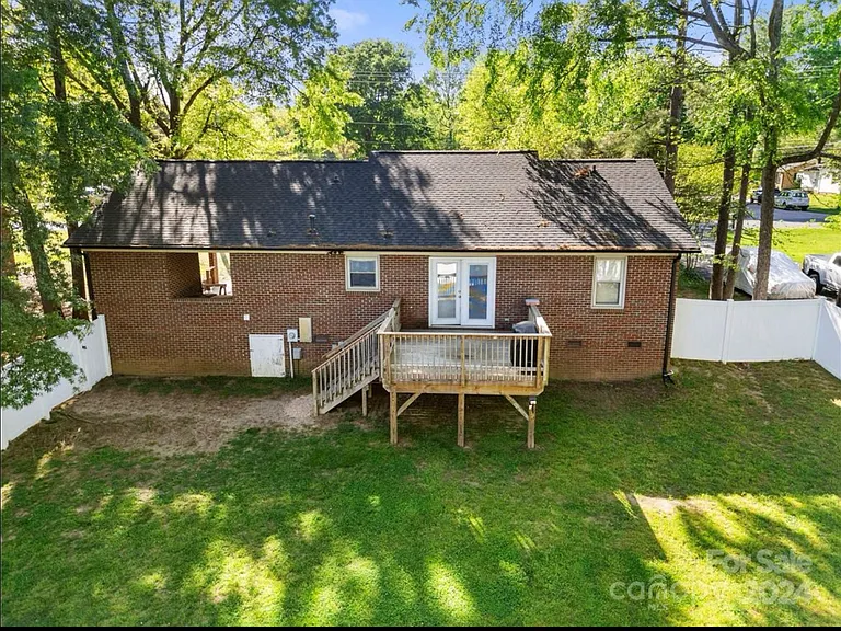1428 Midlake Ave — Photo 29