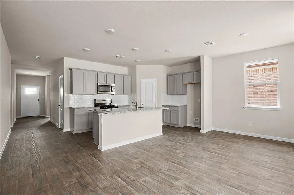 4 bed, 2.0 bath, 1796 sqft, $2,000 — Photo 2