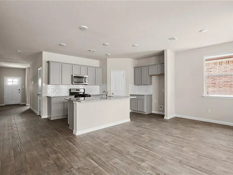150 Jayden Dr — Photo 2