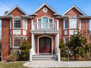 45 Nassau Rd, Great Neck, NY 11021