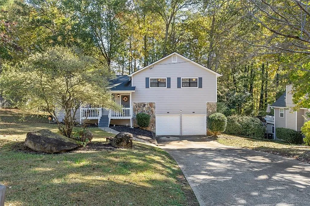 3 bed, 2.0 bath, 1404 sqft, $2,300 — Photo 2