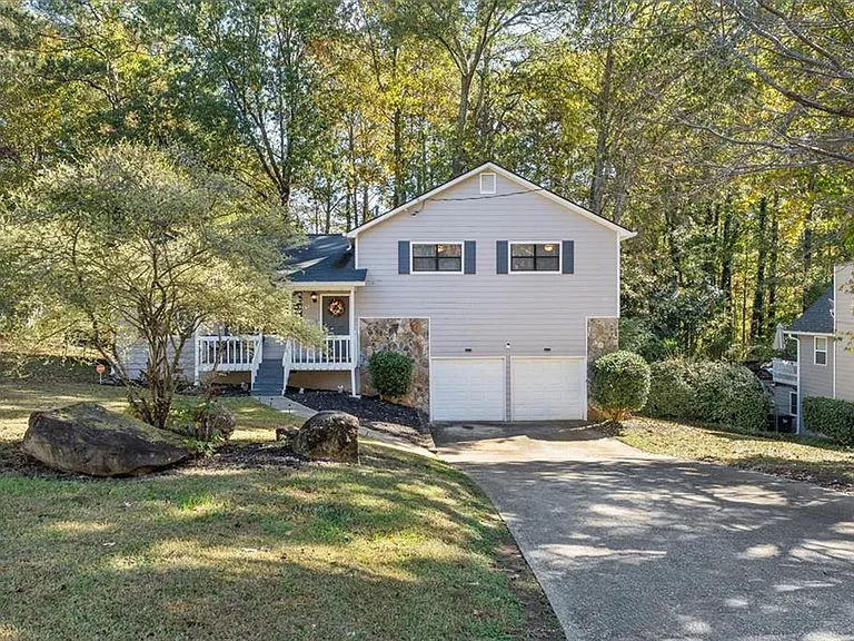 4041 Woodbridge Ct — Photo 2