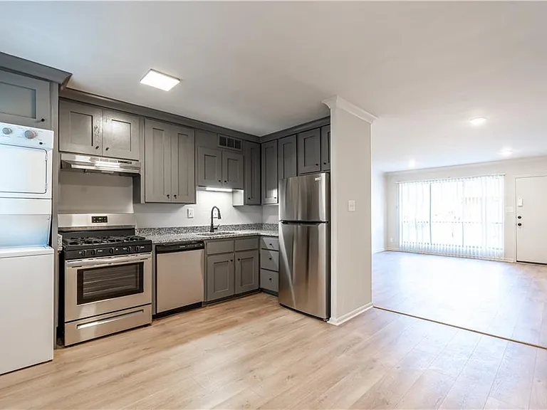1135 Woodland Ave NE — Photo 9