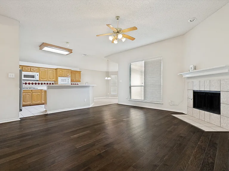 1524 Summerfield Dr — Photo 4