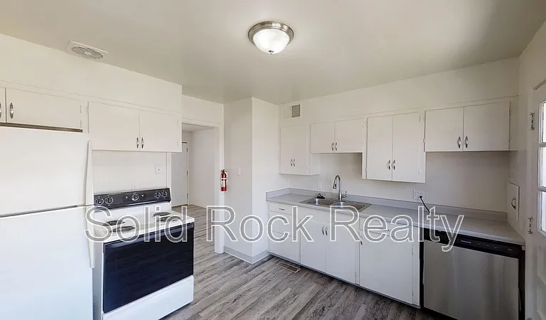 1216 Janes Ln — Photo 2