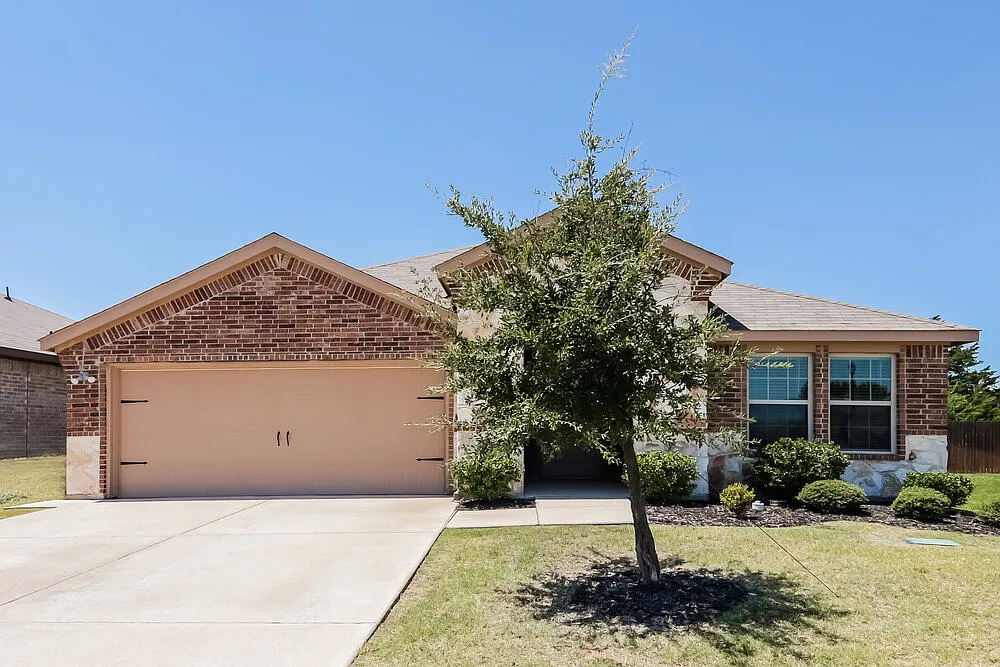 4 bed, 2.0 bath, 1811 sqft, $2,155 — Photo 1