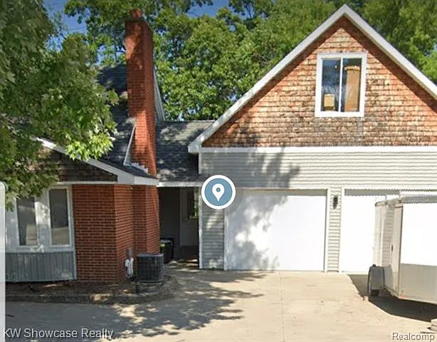 889 Round Lake Rd photo 1