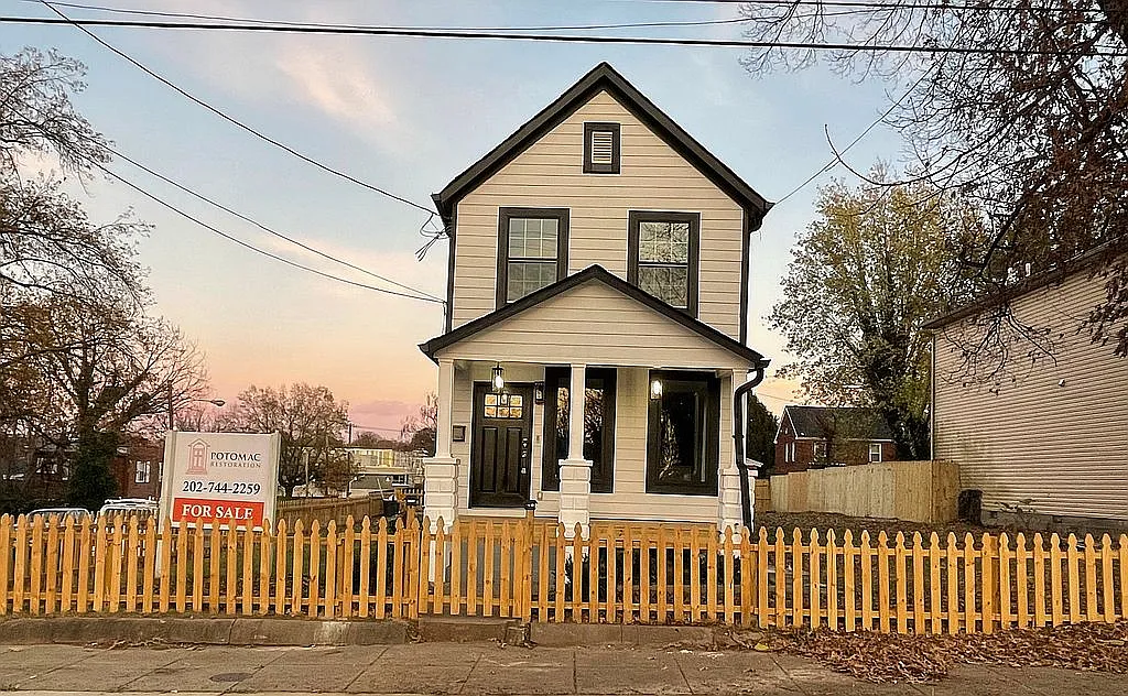 1065 48th Pl NE photo 1