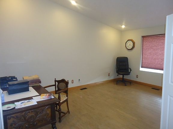 4th image of 8 Country Hills Dr