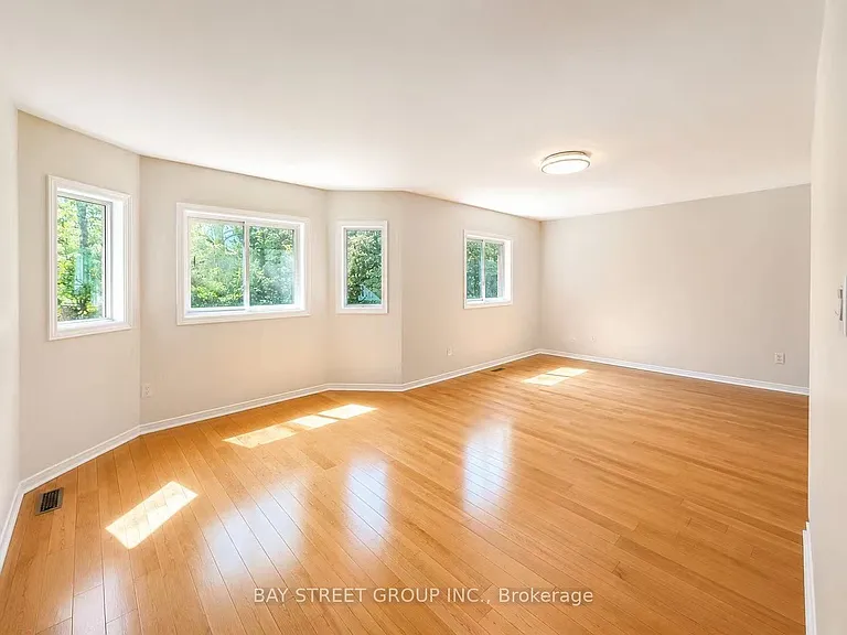 1054 Chateau Ct — Photo 18