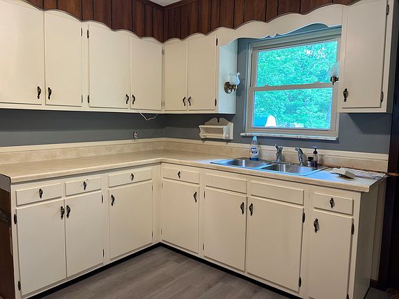 Kitchen, farm style color and cabinets! New LVT flooring.