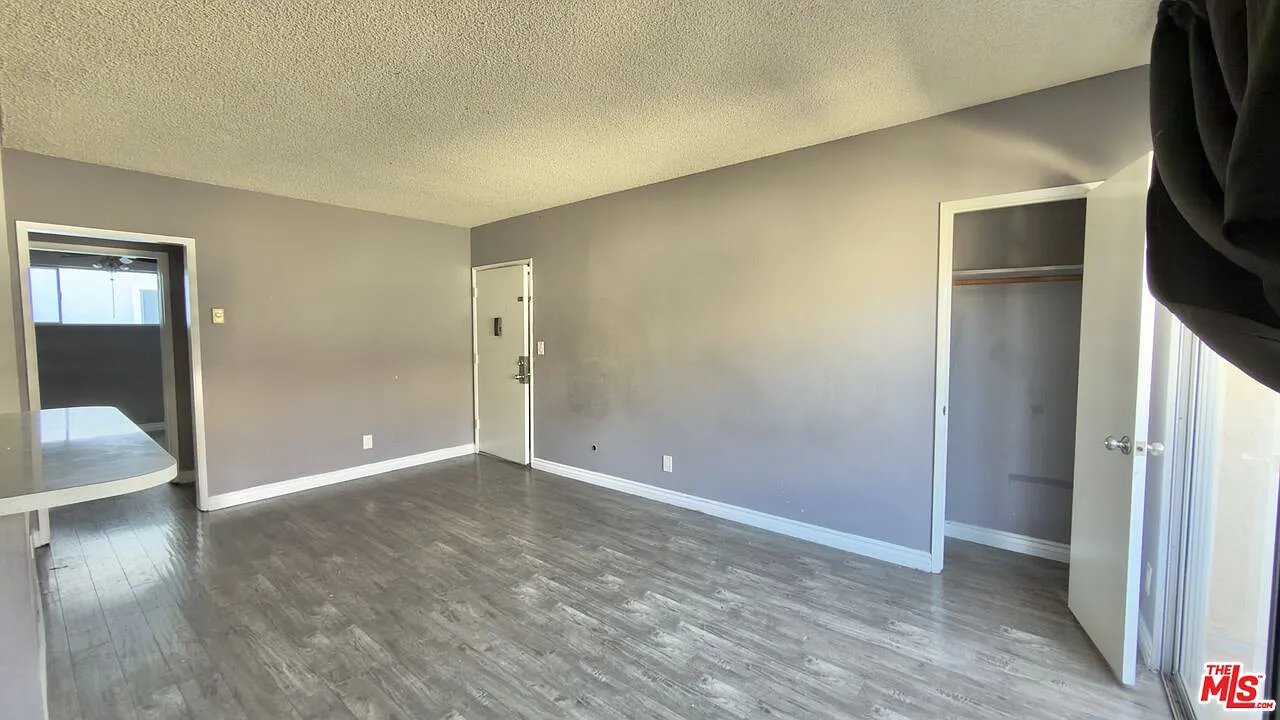 1 bed, 1.0 bath, 800 sqft, $1,999 — Photo 2