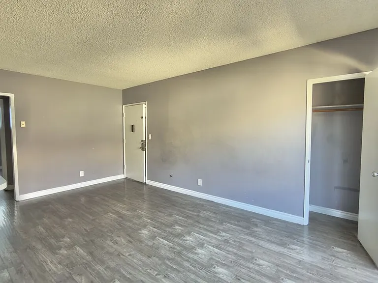837 S Ardmore Ave #6 — Photo 2