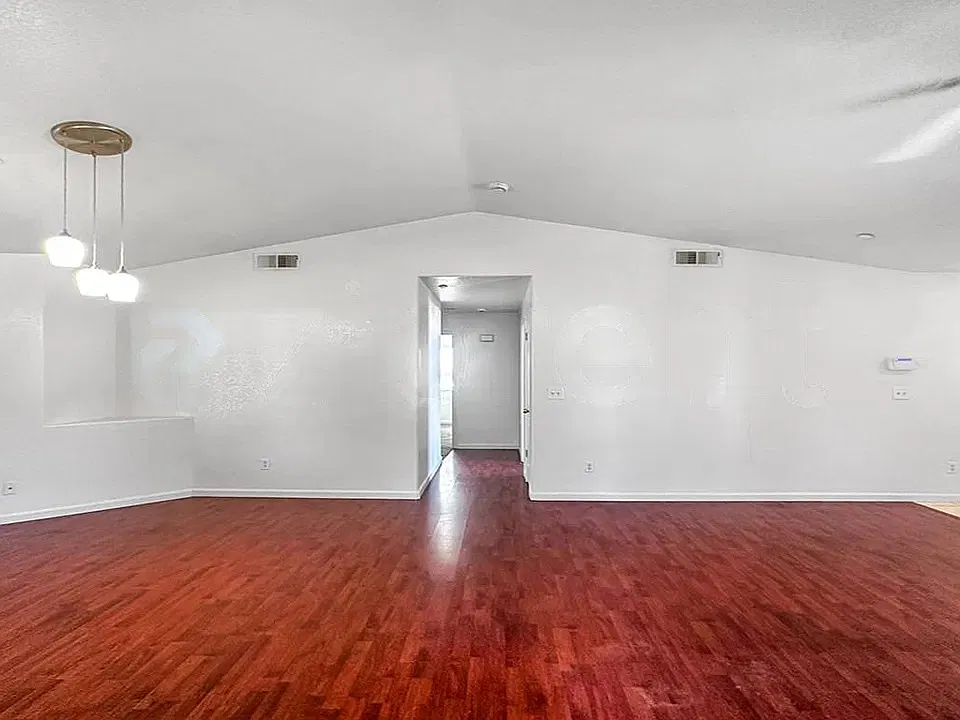 3 bed, 1950 sqft, $2,010 — Photo 4