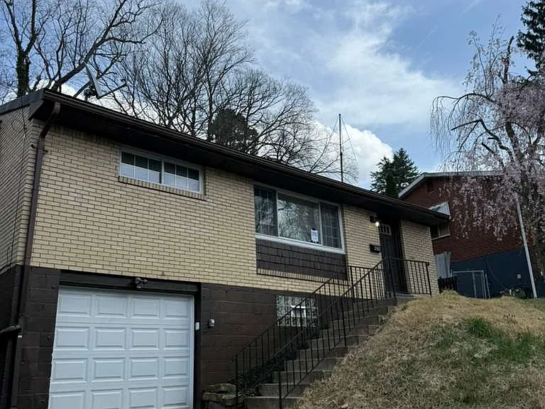 424 Collins Dr — Photo 2