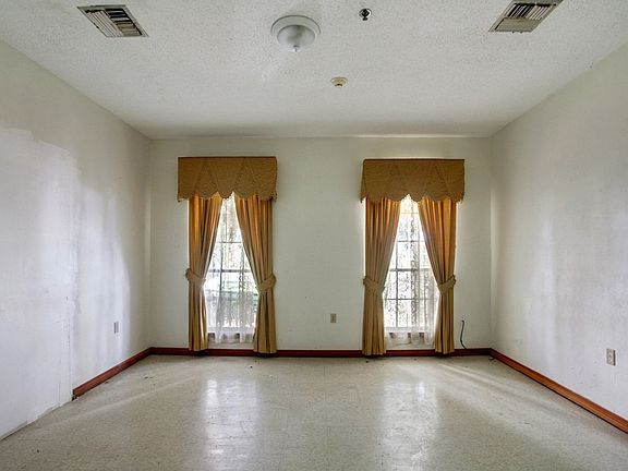 5th image of 240 Hector Ave